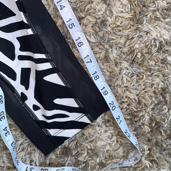 Nike Dri Fit Ladied XS Zebra Activewear 20” Capri Leggings w/ Mesh - Picture 8 of 8